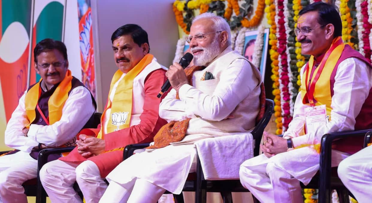 MP News: Stay away from arrogance, be humble in behavior, innovate in work, PM Narendra Modi gave mantras to M