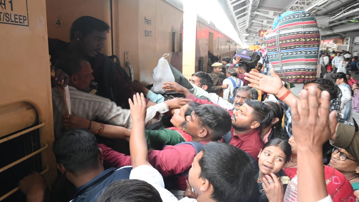 Railway News: Crowd increased at the junction, emergency plan implemented late in the evening