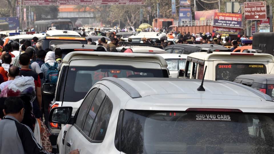 Mahakumbh 2025 Crowd of Devotees Before Mahashivratri Maha Kumbh Mela Snan, Traffic Jam Prayagraj Roads