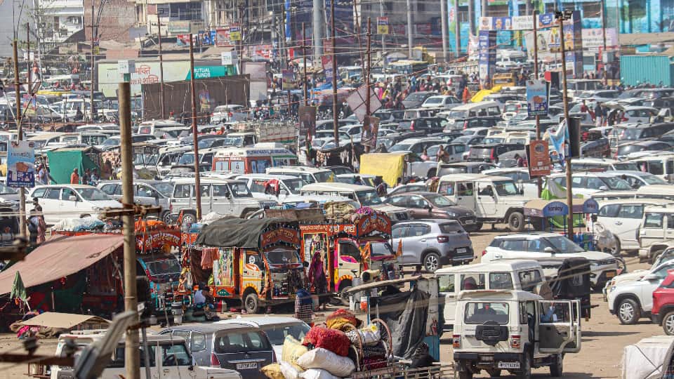Mahakumbh 2025 Crowd of Devotees Before Mahashivratri Maha Kumbh Mela Snan, Traffic Jam Prayagraj Roads