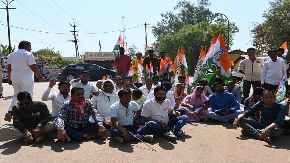 धरने पर बैठे कांग्रेसी