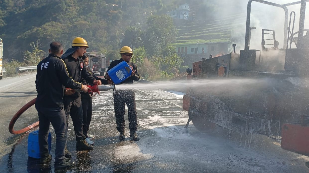 Rudraprayag News vibrator roller Caught Fire on Badrinath highway Traffic affecte