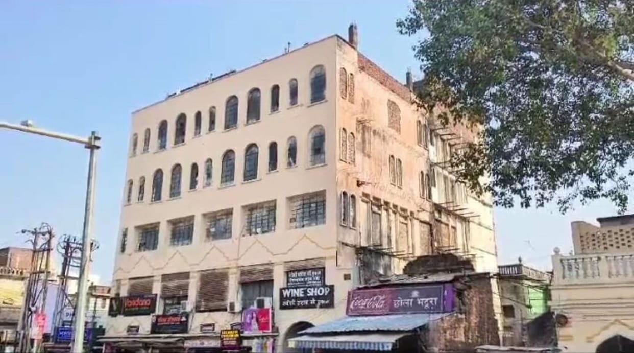 Ayodhya: Raid on hotel and shopping complex for not paying outstanding tax, immediately deposited Rs 15 lakh
