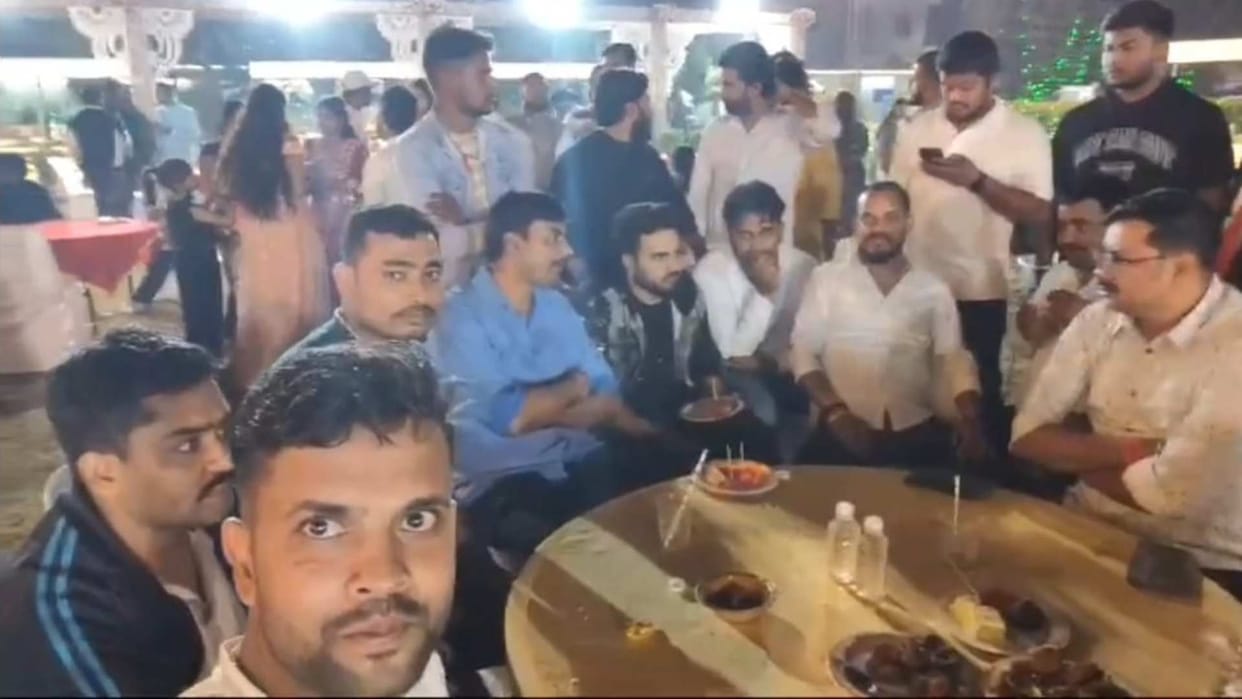 Bihar News : policemen celebrating party with criminal Jakkanpur patna bihar police station Viral video