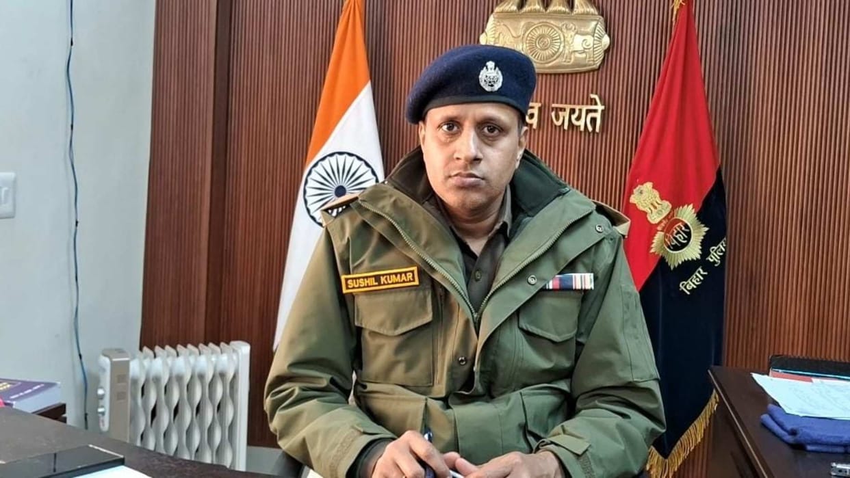 Bihar news : SSP suspended police station officer bad touch female bihar police muzaffarpur bihar