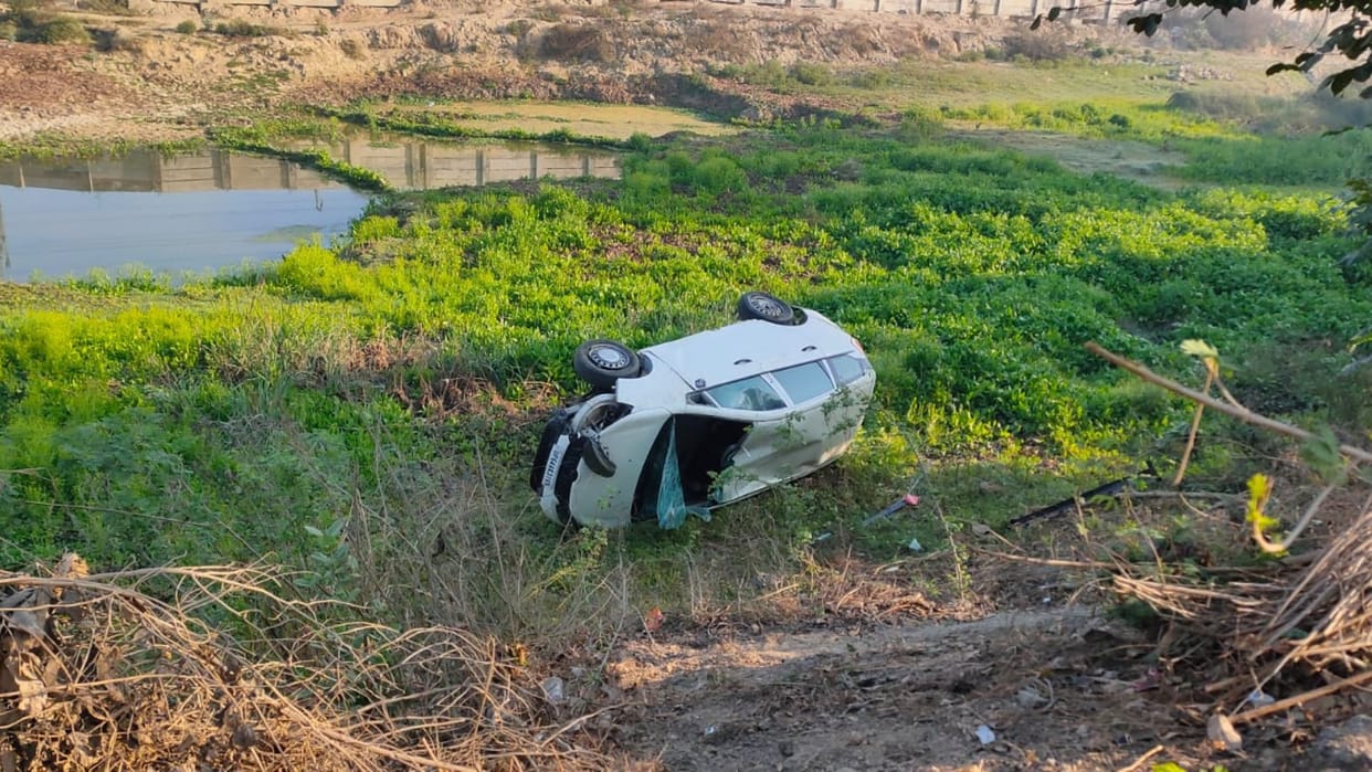 Two cars overturned in a ditch twenty feet below 11 people injured screaming and shouting sent to hospital