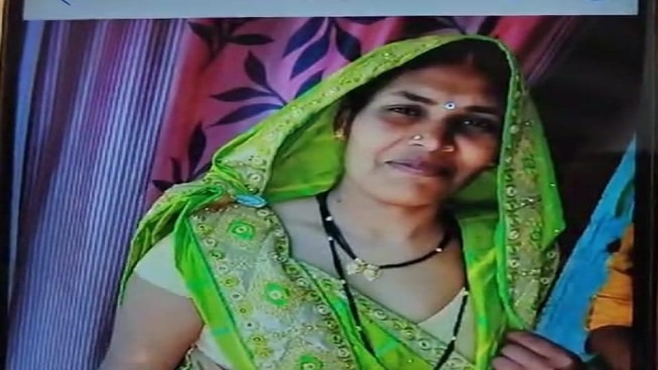 घर में घुसकर महिला पर चाकू से हमला