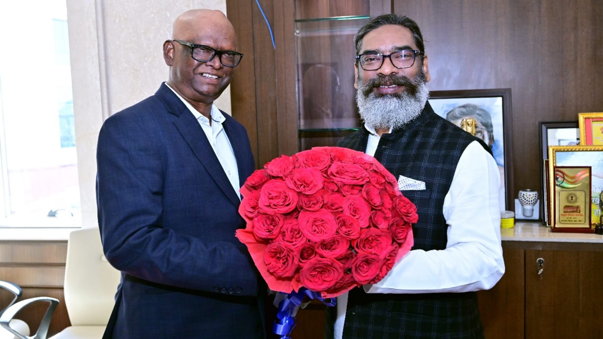 Ranchi News: Jharkhand Assembly Sixth budget session begins, Hemant Soren welcomed by ministers and MLAs