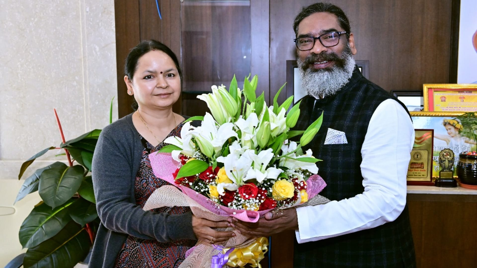 Ranchi News: Jharkhand Assembly Sixth budget session begins, Hemant Soren welcomed by ministers and MLAs