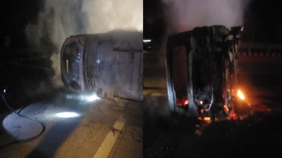 Noida : A car caught fire at Char Murti crossing