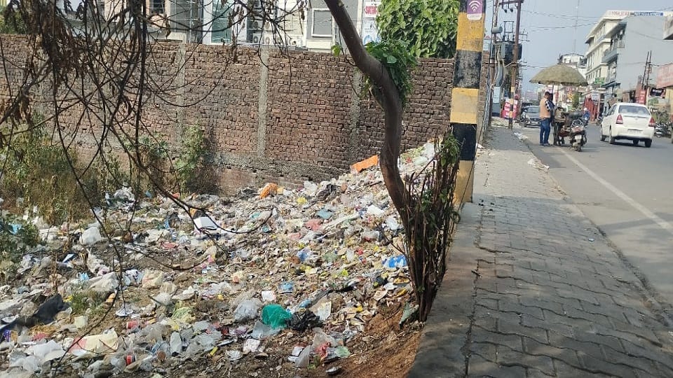 Empty roadside plots become dustbins in haldwani