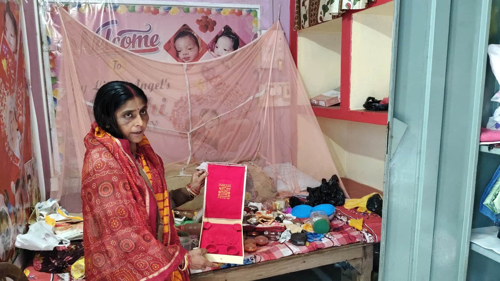 पीड़ित किरण देवी घर में चोरी के बाद खाली डिब्बे तथा अन्य चीजें दिखाती हुईं