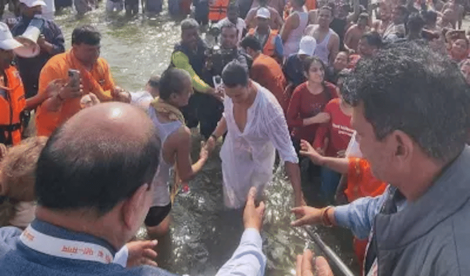 Amazing confluence of Bollywood-spirituality in Mahakumbh, Akshay Kumar took a dip
