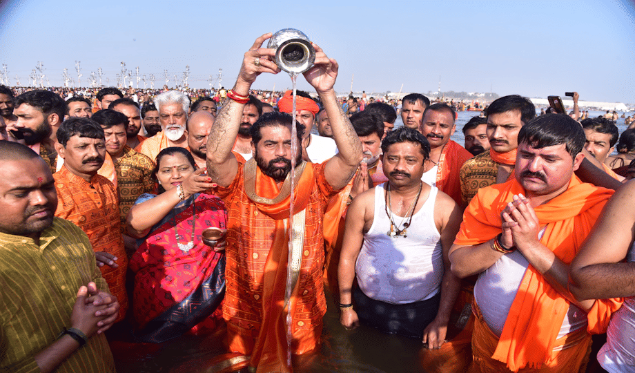 Maharashtra Deputy CM Shinde took a dip in the Sangam, said - Mahakumbh is a great confluence of spiritual