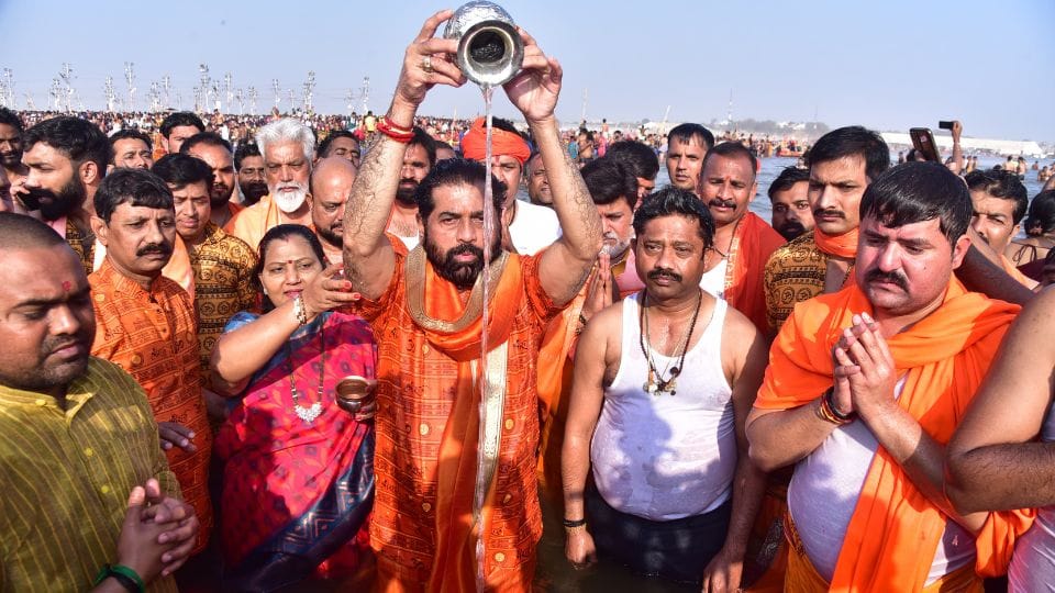 Mahakumbh Prayagraj 2025 Live Updates Devotees Sangam Ghats Snan Maha Kumbh Mela Photos Videos News in Hindi