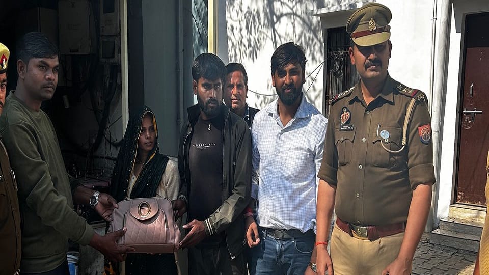 auto driver showed honesty and contacted police and returned bag full of jewelery to woman