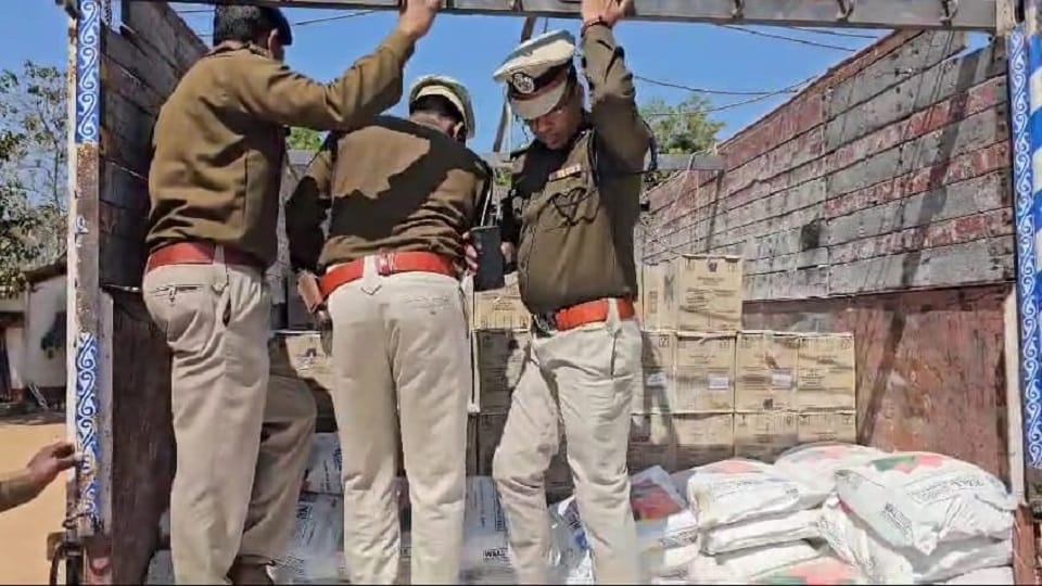 Big success of Jashpur Police Operation Ghatak 700 boxes of foreign liquor seized Bihar CID will investigate i
