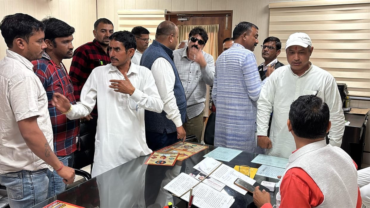 13 councillors mobilized in Dadri and reached Municipal Council, accused the chairman of corruption