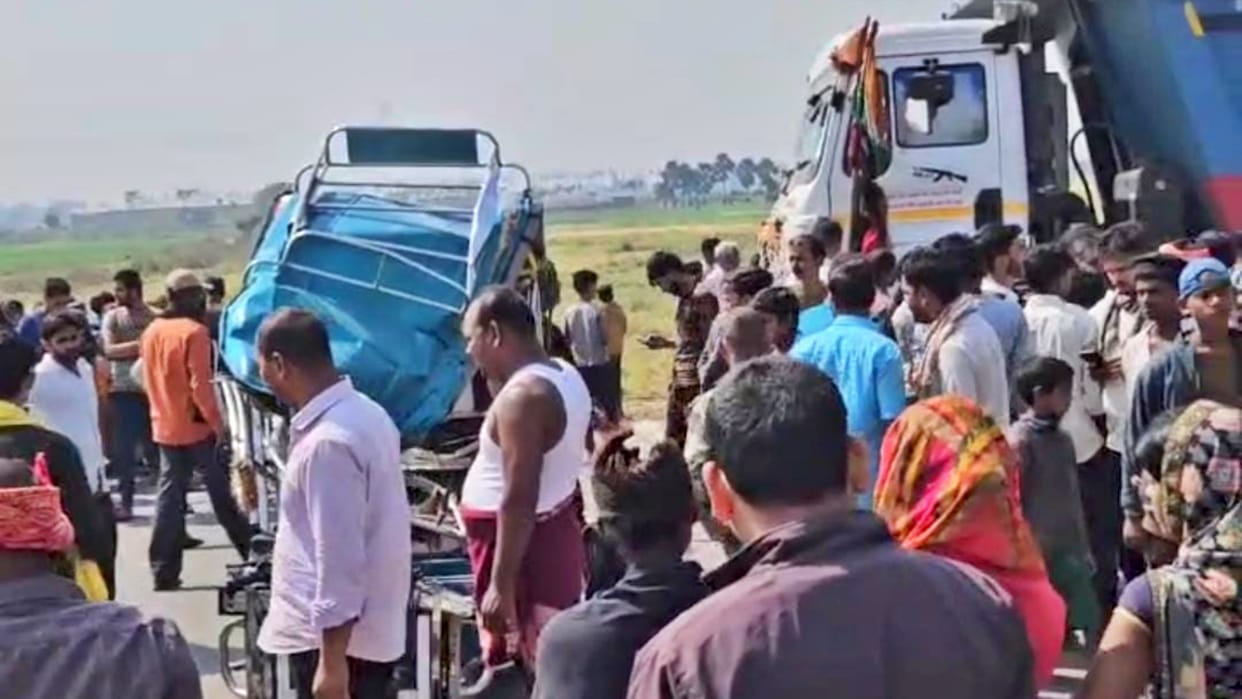 Patna News: 2 people died, 1 serious in fierce collision between e-rickshaw and truck; road blocked in protest