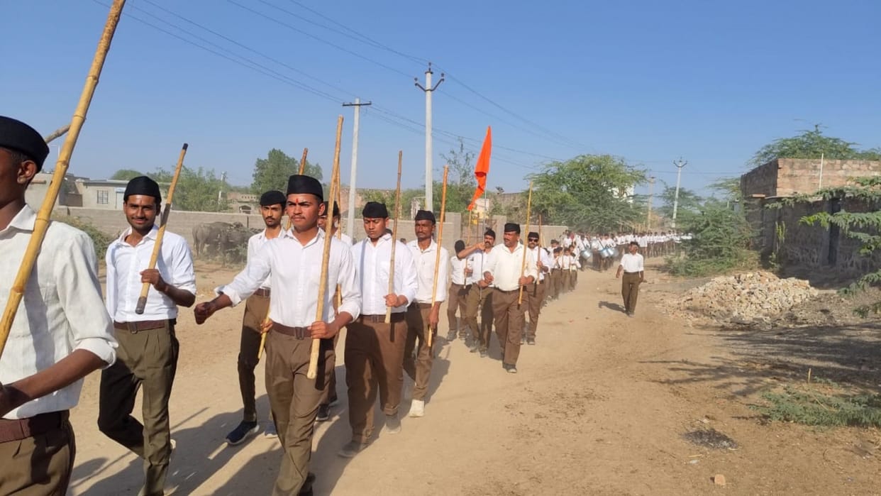 Balotra: Path movement in Tilwara on the centenary of RSS, villagers welcomed the volunteers with flowers