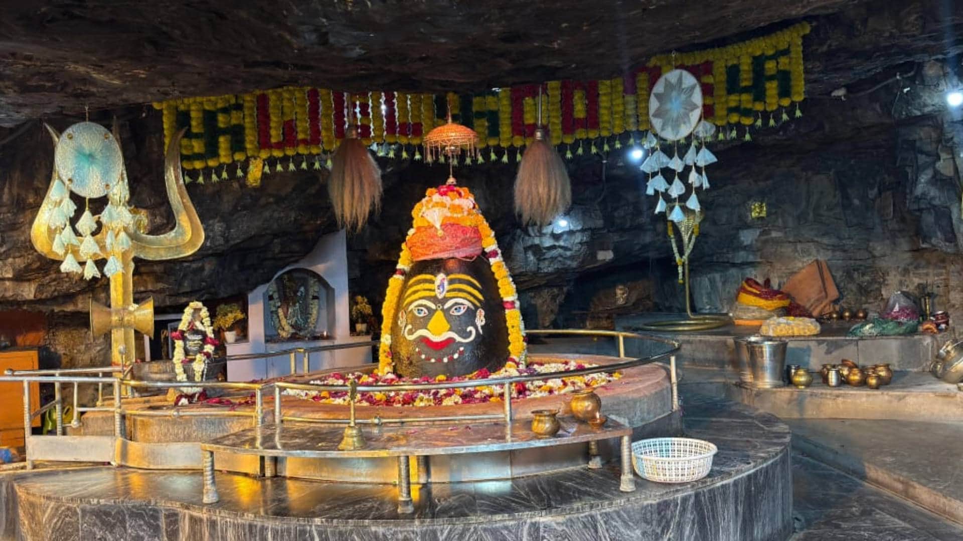 Mahashivaratri 2025 Shiva is seated in cave of Aravali Mandareshwar Mahadev considered protector of Banswara