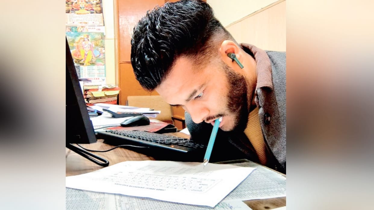 Lost his arms in an accident, Rajat kumar wrote his destiny with his toes, passed the JOAIT exam
