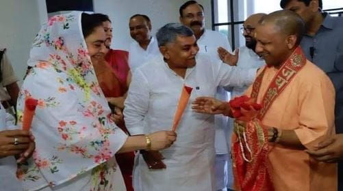 UP CM Yogi Teases MLA Babulal asked him to Move to J&K Leaders Burst into Laughter in Agra Unicorn Summit