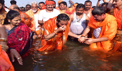 Maharashtra Deputy CM Shinde took a dip in the Sangam, said - Mahakumbh is a great confluence of spiritual