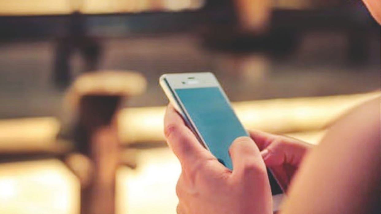 Risk of serious diseases increasing due to use of phone in toilet