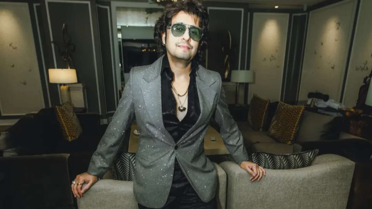 sonu nigam started crying while singing mere dholna now he apologizes