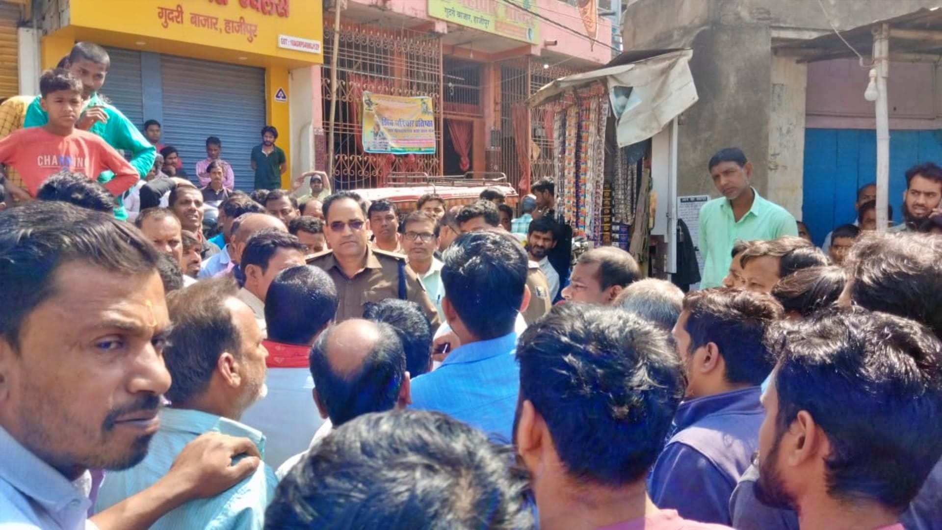 Vaishali News Traders created ruckus in protest against Gudri Bazaar firing closed market and set fire on road