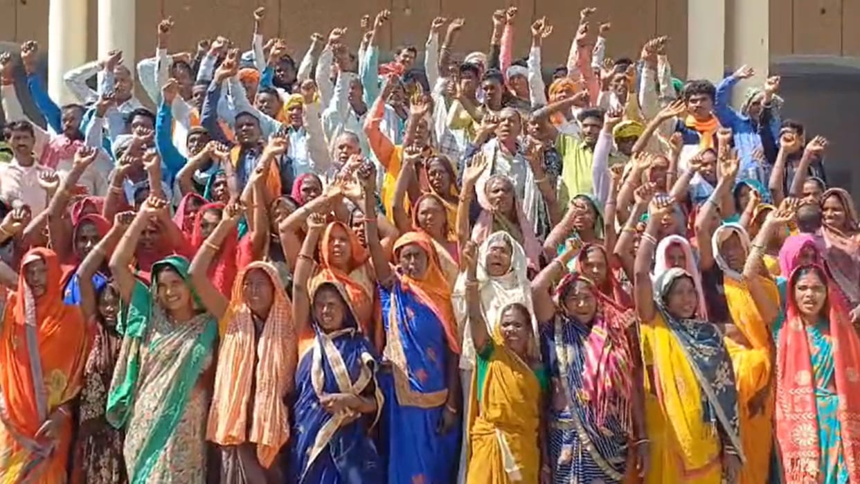 Villagers of Gadaura demonstrated protested against electricity road problems