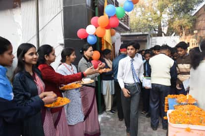 बोर्ड परीक्षा: लखनऊ के 127 केंद्रों पर परीक्षाएं आज से, केंद्र के बाहर पहुंचे परीक्षार्थियों पर बरसे फूल Board Exam: Exams at 127 centers in Lucknow from today, candidates reached outside the centre; These instructi