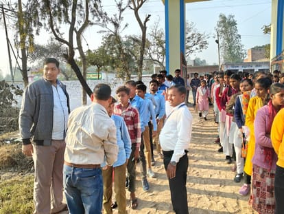 UP: Board examinations started in different districts of the state amid tight security, children were welcomed