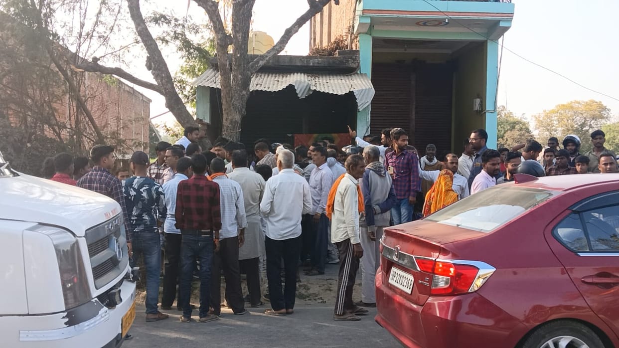 Amethi: In a business rivalry dispute in Surat, miscreants in a car beat up a young man, accused of firing.