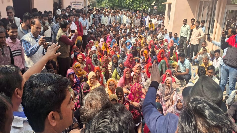 New twist in the Chadhat case people of scheduled caste protested gheraoed the SSP office in Bulandshahr