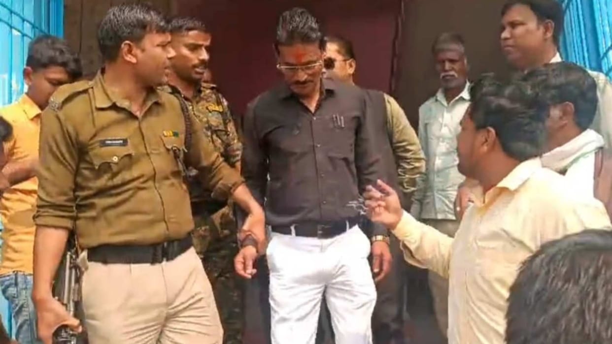 Bihar News : Bihar Police arrested Drunken headmaster at school purnea bihar Liquor Ban in Bihar