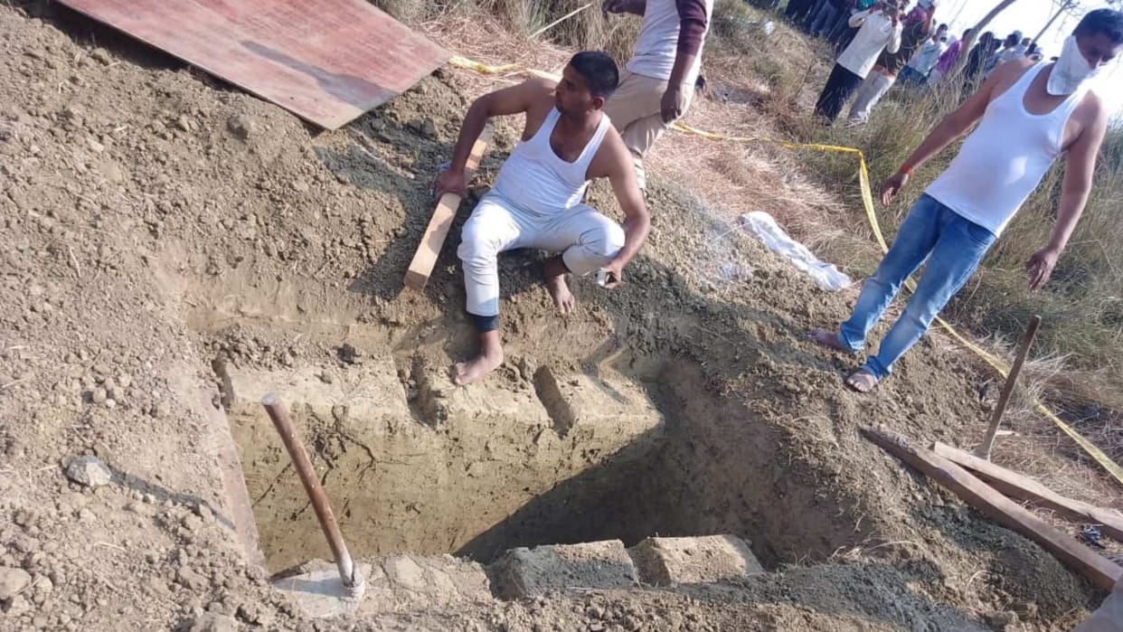 Bihar News : Gopalganj Bihar Police dug out dead body of woman from grave dowry death murder case