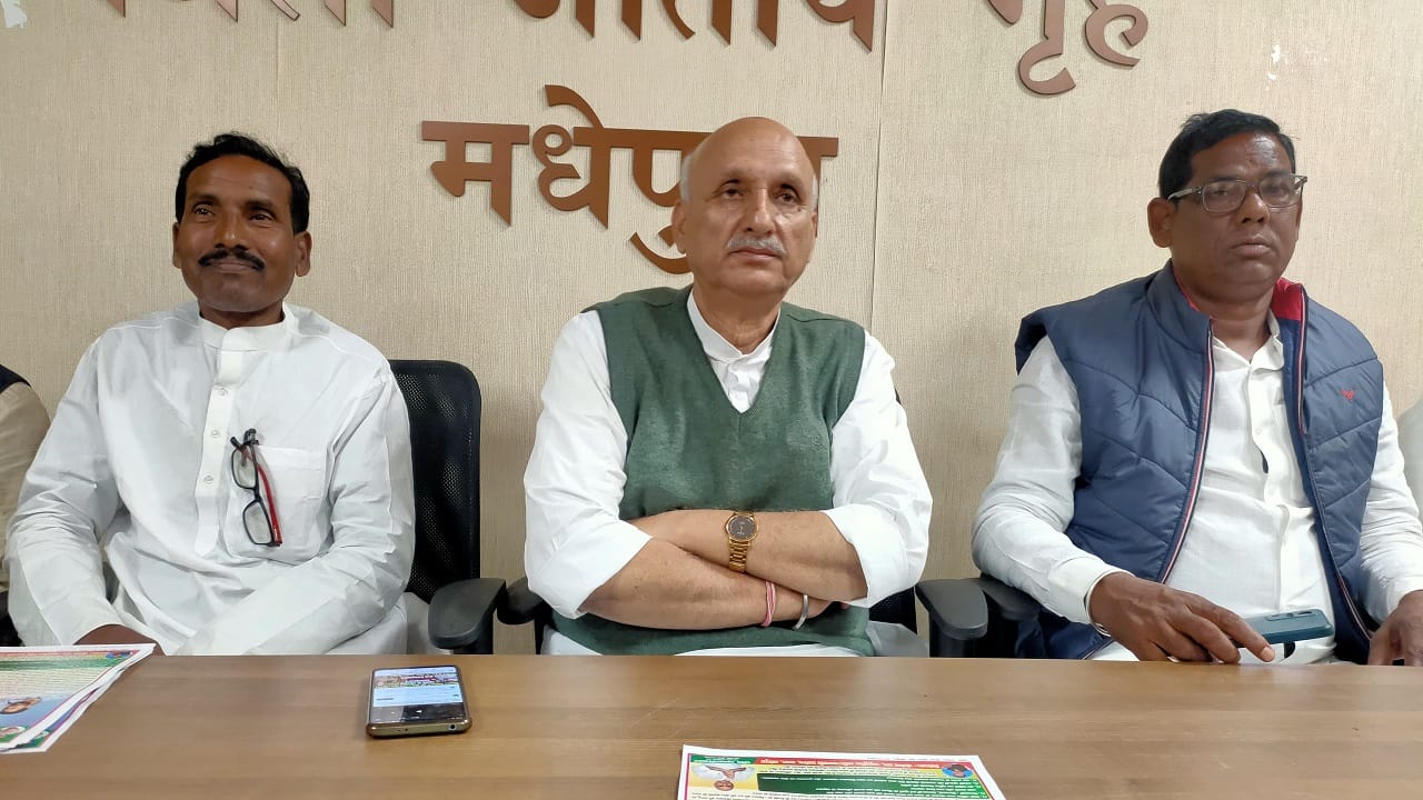 प्रो. चंद्रशेखर ने राजद नेताओं के साथ प्रेस वार्ता की।