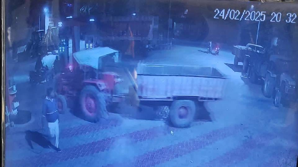 thieves stole tractor along with trolley In Sitapur incident captured in CCTV Police is investigating