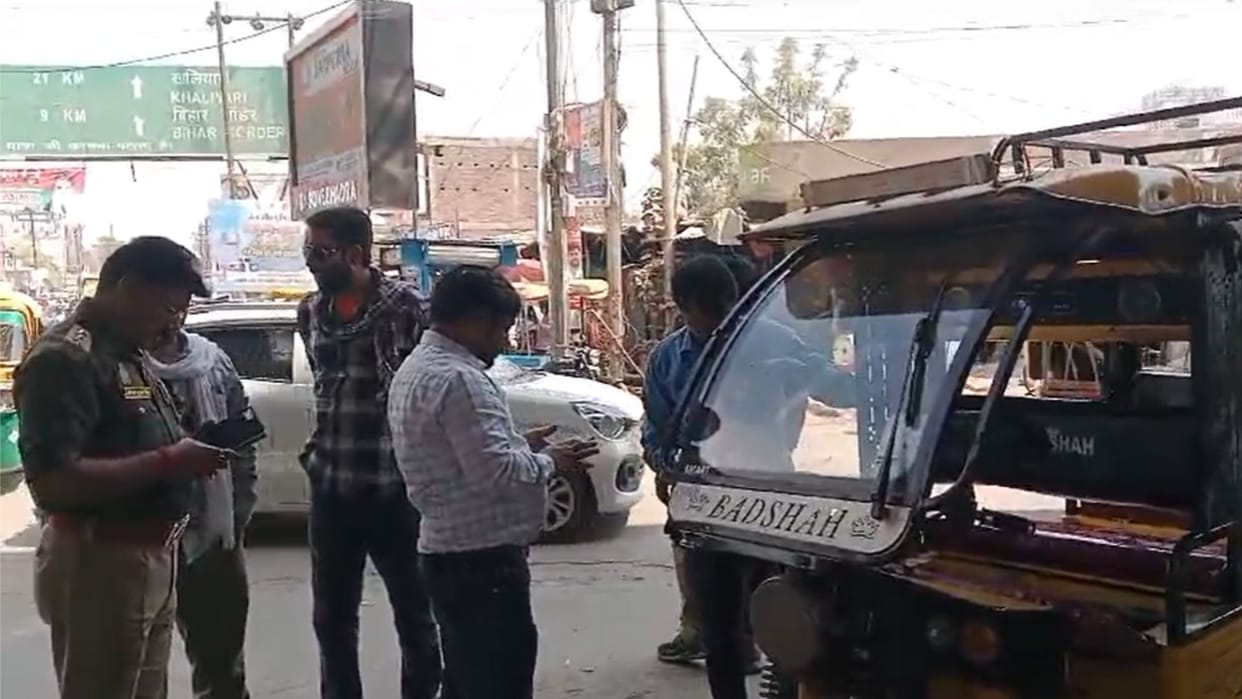 Crackdown on e-rickshaws running arbitrarily 70 challaned 05 seized
