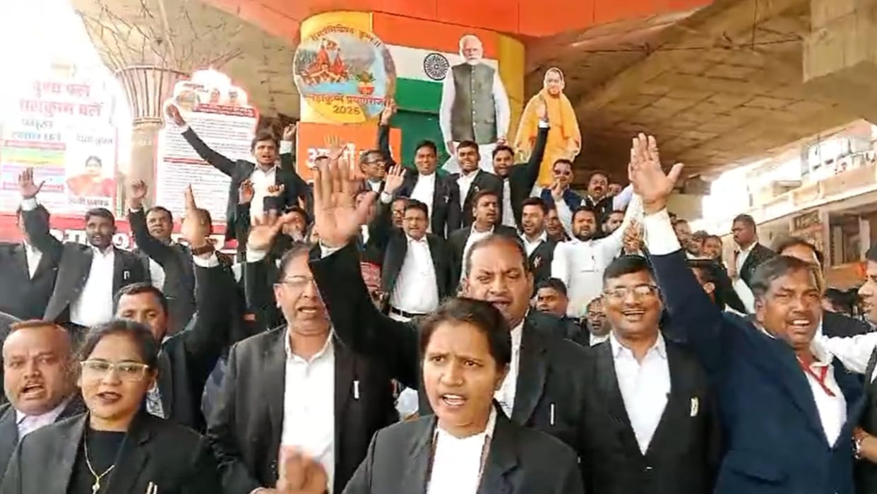 Protest by taking out procession advocates protest demand to withdraw amendment bill
