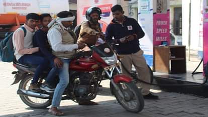 Vehicles Are Being Driven Without Helmets, Getting Petrol - Amar Ujala  Hindi News Live - हाथरस में नियमों को ठेंगा:बिना हेलमेट दौड़ा रहे वाहन, मिल  रहा पेट्रोल, तंत्र बना अंजान