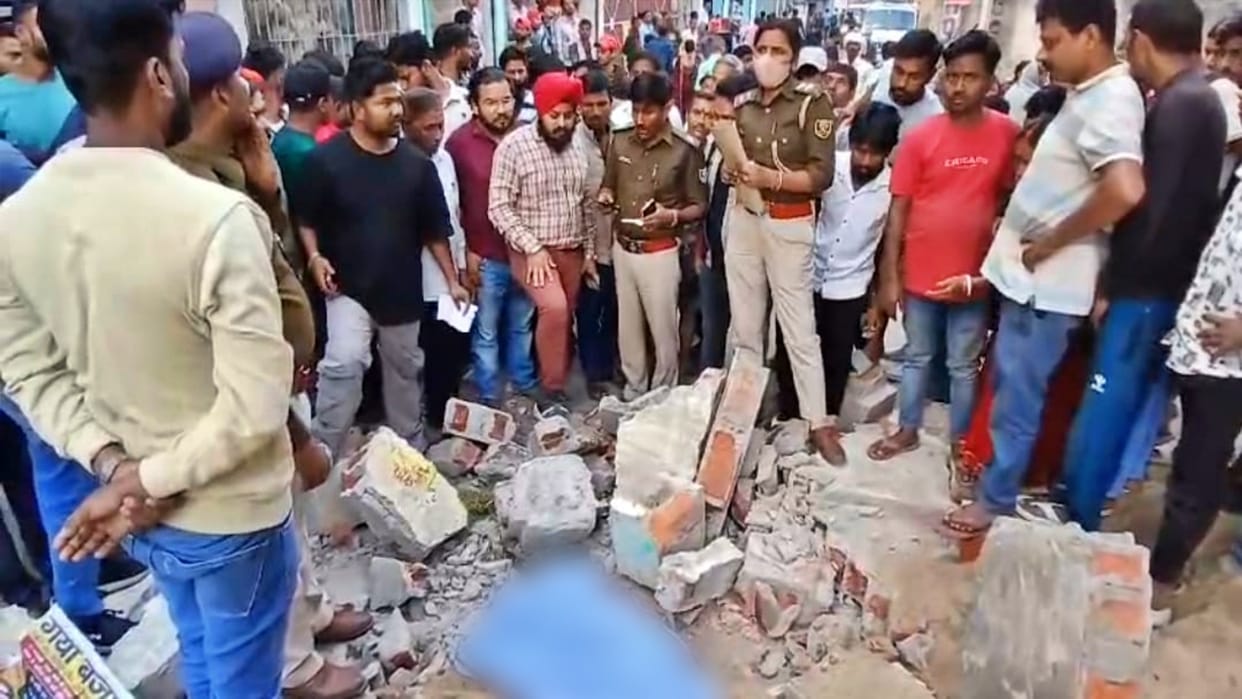 Gaya: Girl died, elderly woman seriously injured due to wall collapse; more people feared trapped under debris