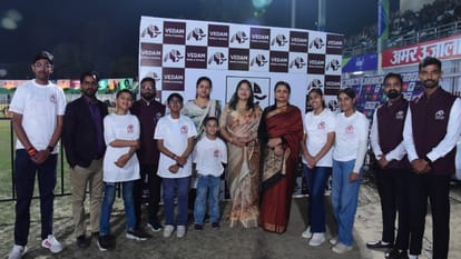 Singer Kailash Kher met the children of Vedam World School, Lucknow.