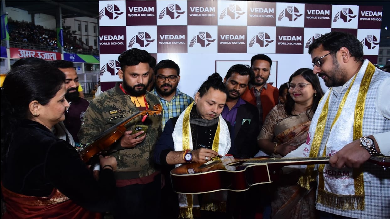 Singer Kailash Kher met the children of Vedam World School, Lucknow.