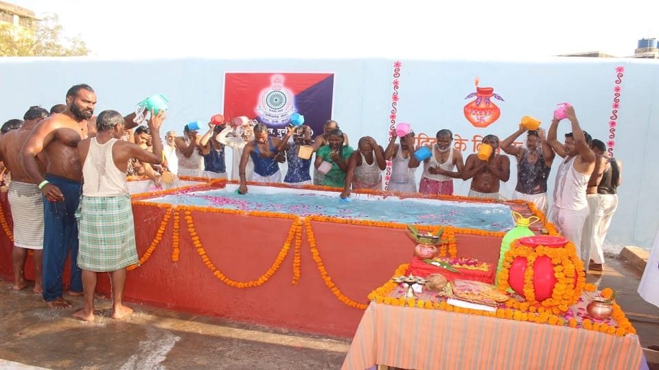 जेल में गंगा स्नान