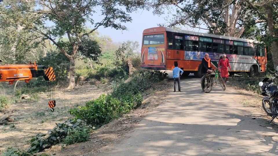 roadways bus going to Ayodhya via villages met with an accident in Amethi Due to traffic jam