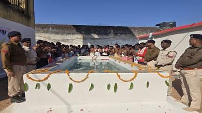 छत्तीसगढ़ की जेलों में गंगा स्नान: हर-हर गंगे के जयघोष से गूंजीं कारागार, महाकुंभ के पवित्र जल से नहाए कैदी Ganga bath in Chhattisgarh jails Prisons reverberated with Har Har Gange slogans holy water of Maha Kumbh