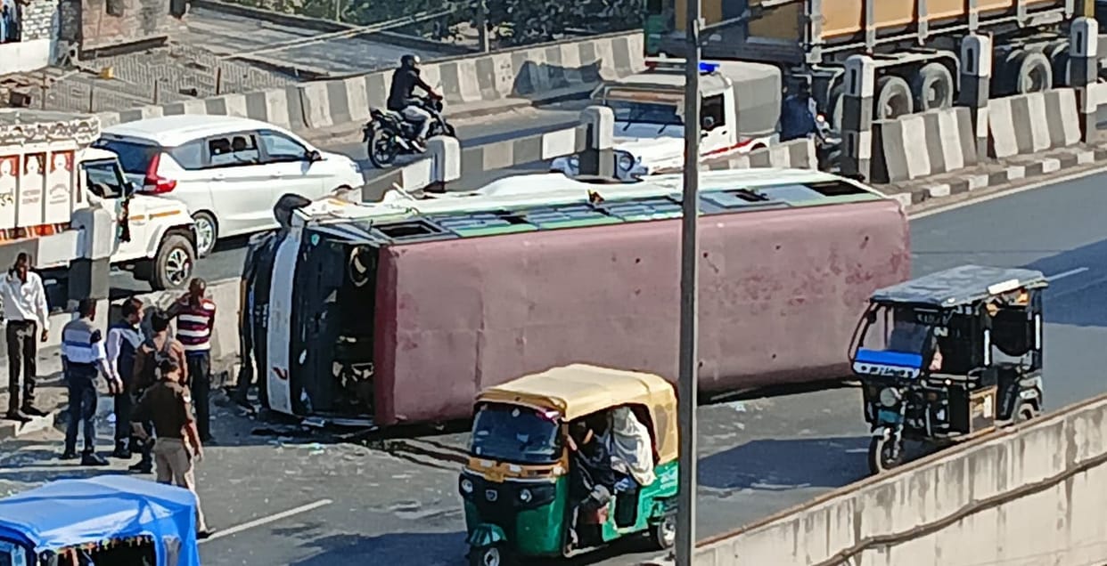 Kanpur Accident Mini bus overturned on Highway accident happened while overtaking many advocates injured